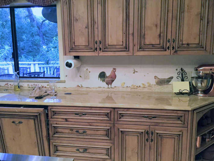 Marilyns Roosters Hens Chicks kitchen backsplash tiles, installation closeup of Hamburg rooster, hen and chicks.